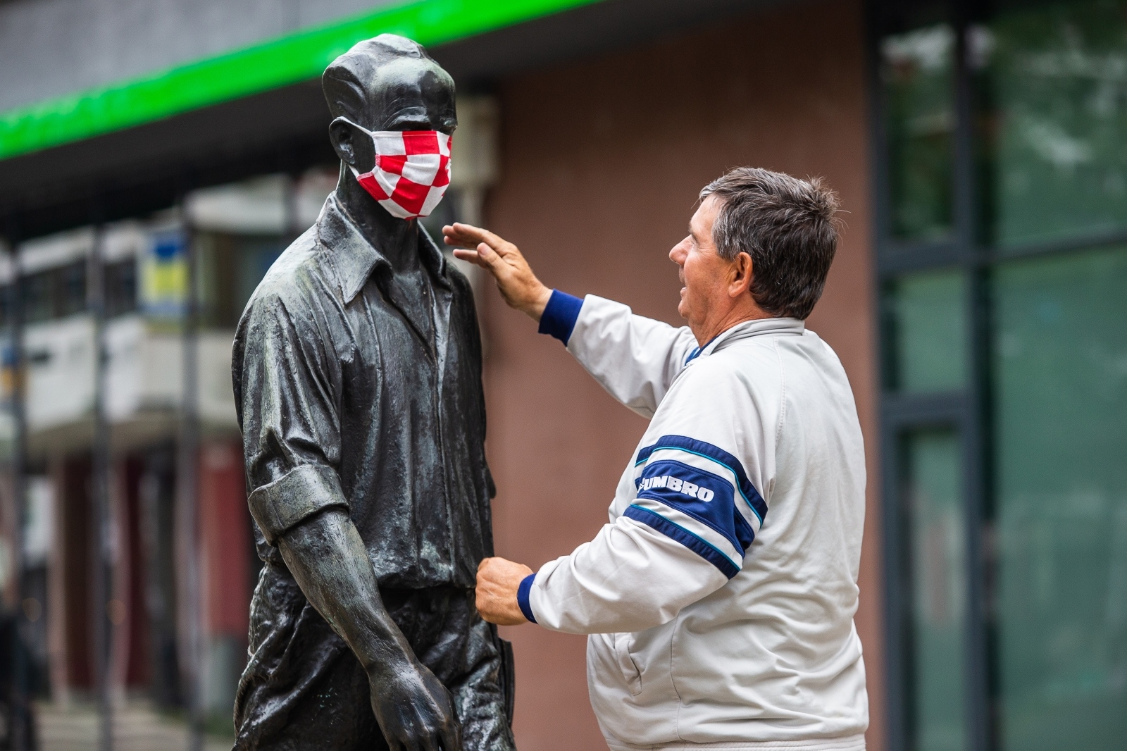 Spomenici s zaštitnim maskama