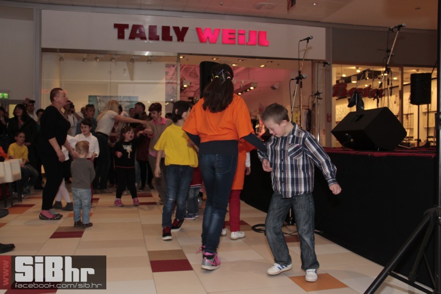 down_avenue_mall__2014_08