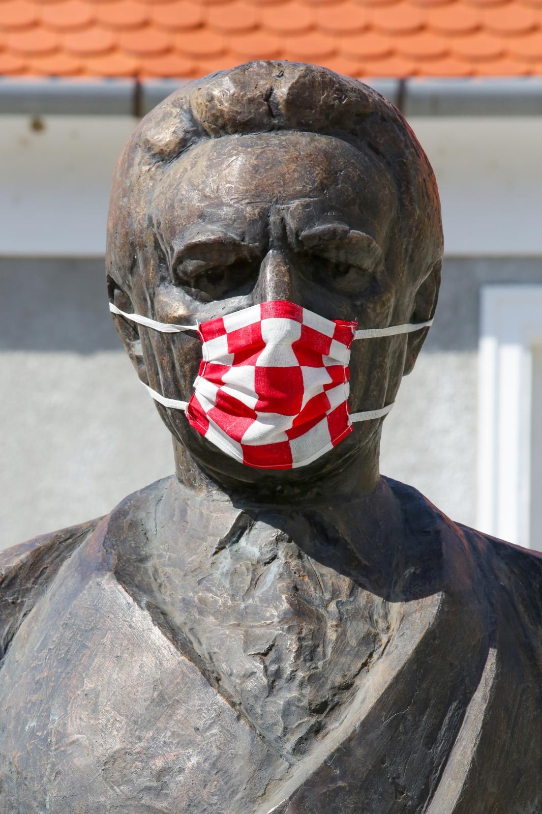 I osječki Franjo Tuđman nosi zaštitnu masku protiv korone