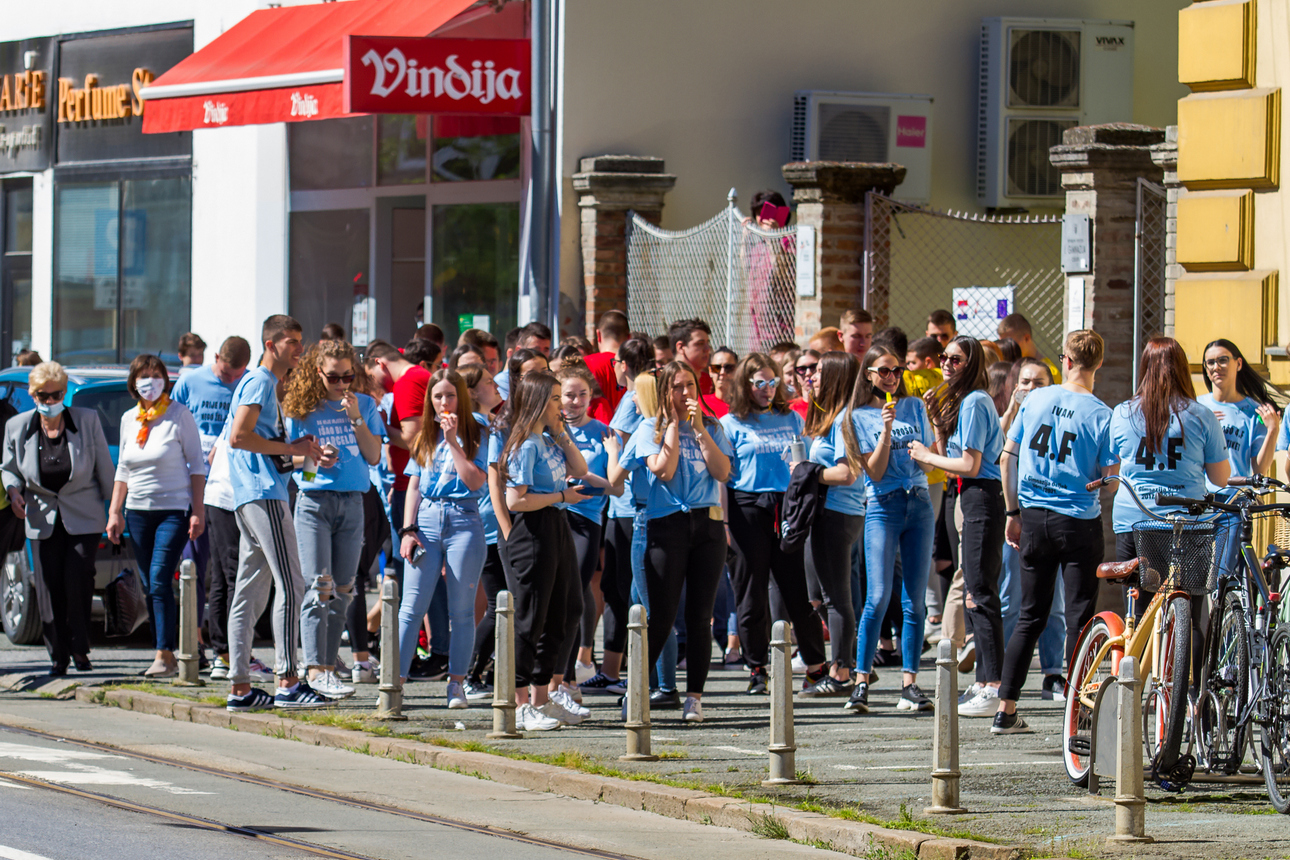 Maturanti slavili po Osijeku Maturanti slavili po Osijeku