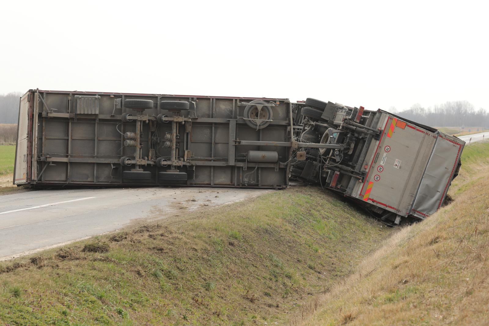 Prevrnut kamion na Podravskoj magistrali Prevrnut kamion na Podravskoj magistrali