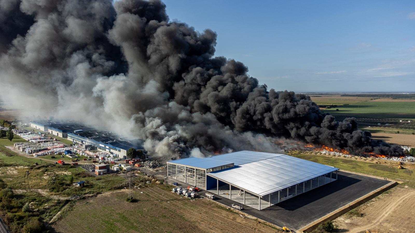 Pogled iz zraka na požar u Dravi International