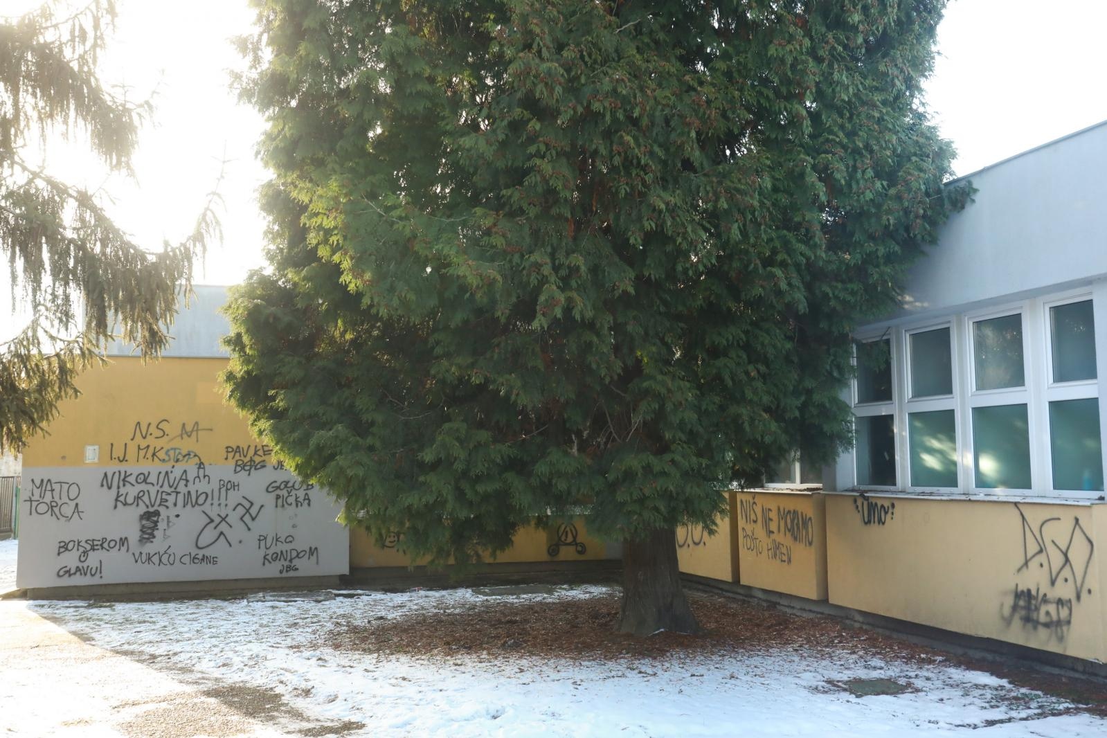 Vandali groznim natpisima išarali zgradu jaslica Ivančica u Osijeku