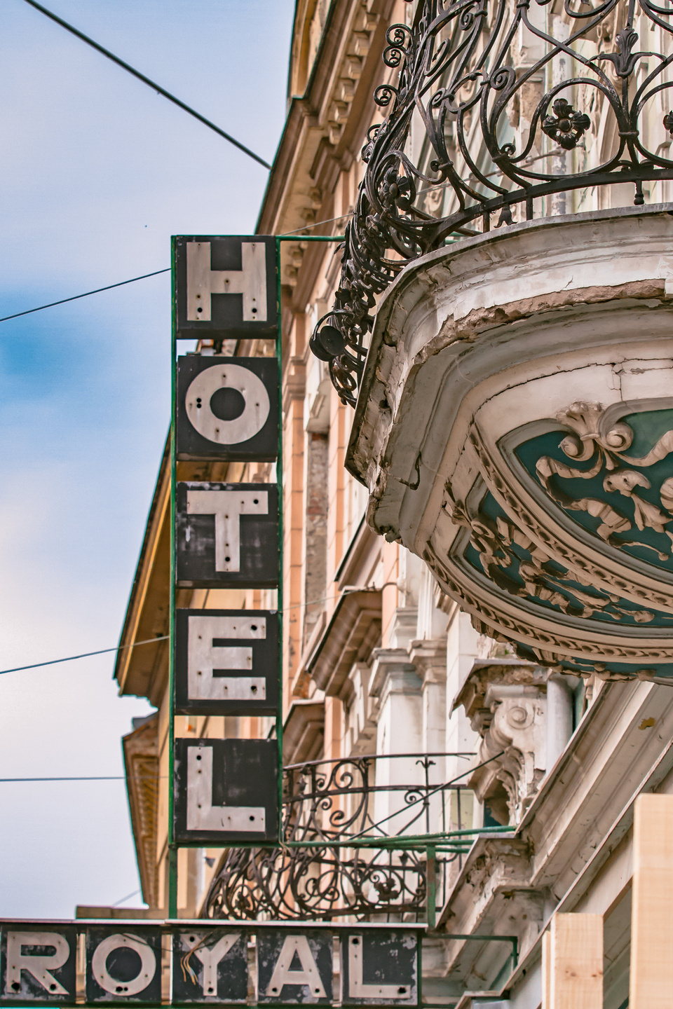 Hotel Royal i Pošta: Oronule fasade prijete prolaznicima Hotel Royal i Pošta: Oronule fasade prijete prolaznicima