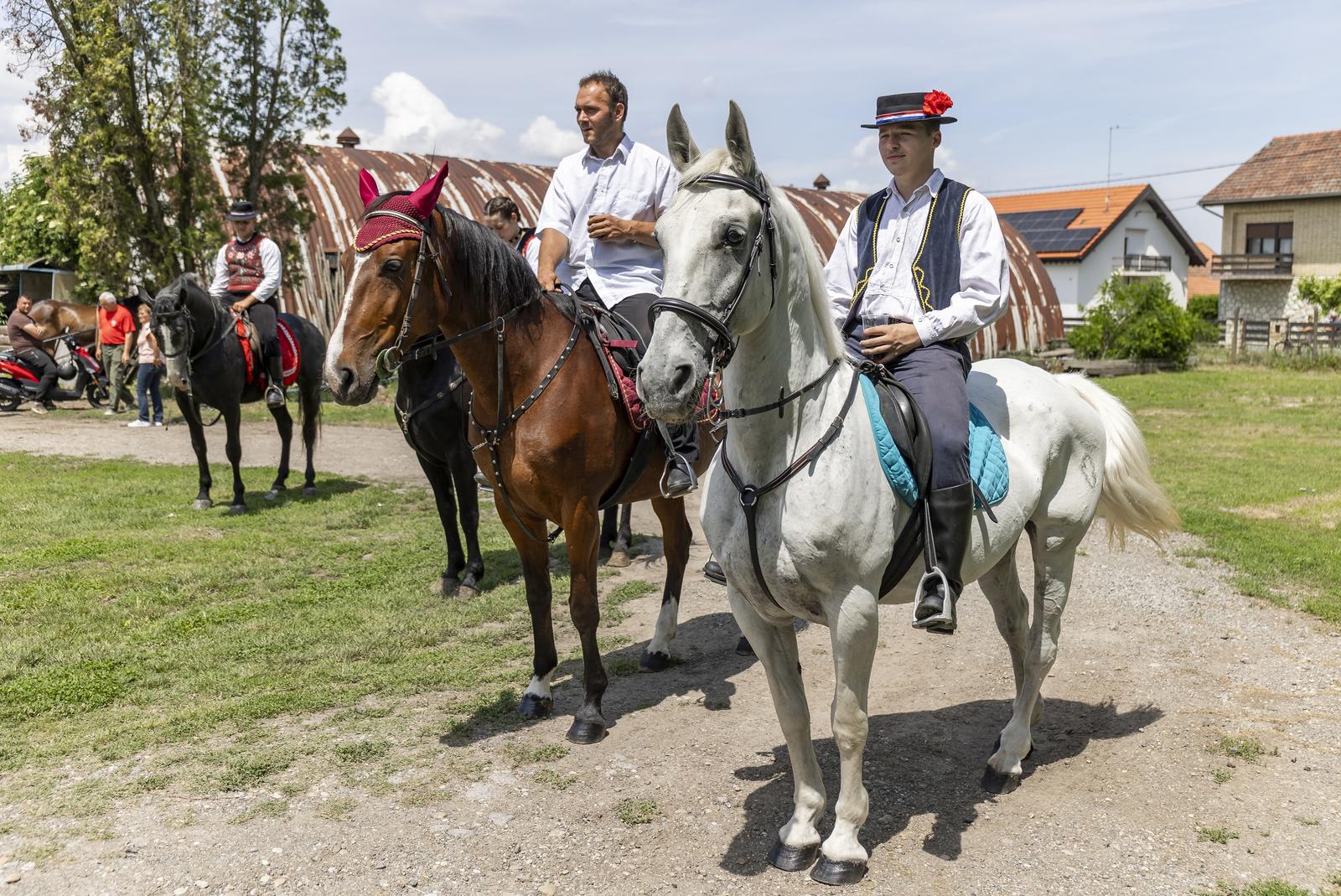 “Ulicama našeg sela” – svečana povorka zaprega i jahača u Jagodnjaku