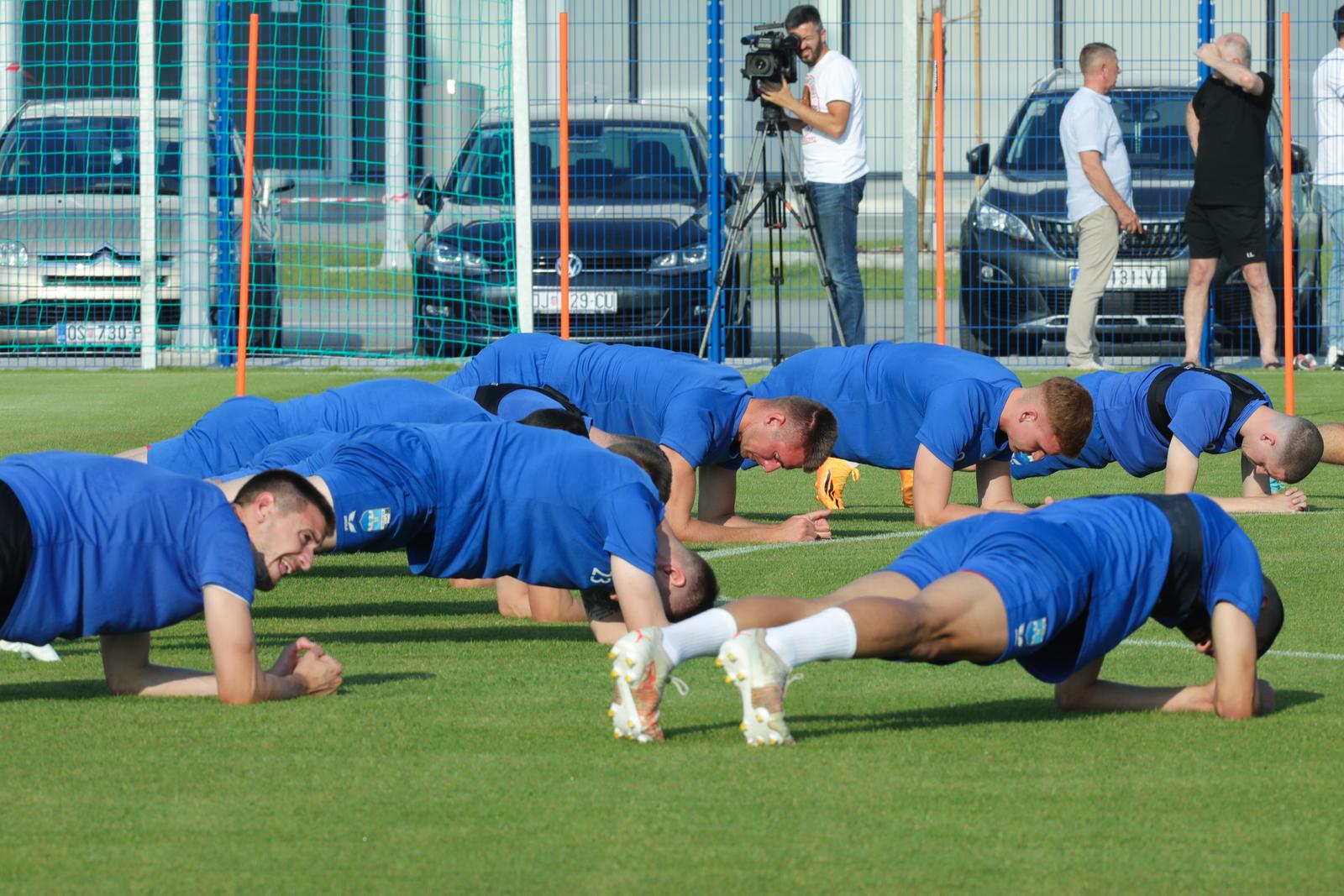 Nogometaši Osijeka započeli pripreme na novom stadionu Nogometaši Osijeka započeli pripreme na novom stadionu
