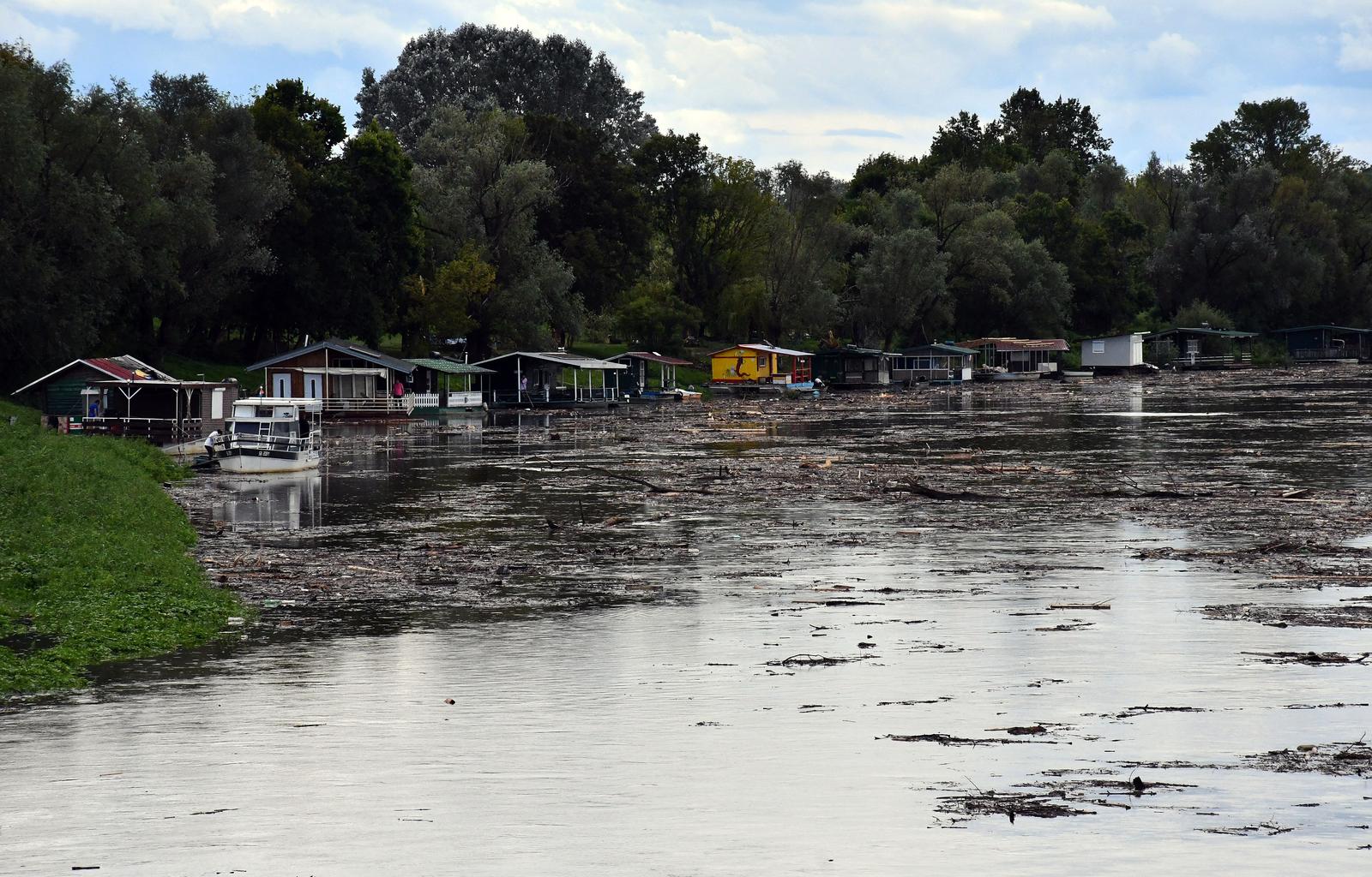 Otpad pluta rijekom Savom Otpad pluta rijekom Savom