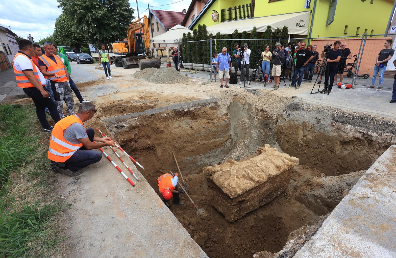 Iskopan rimski sarkofag pronađen u Vinkovcima