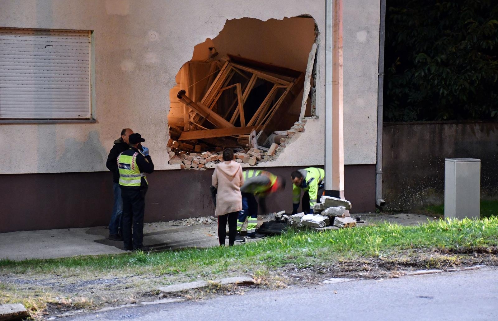 Nova Gradiška: Autom se zabio u obiteljsku kuću i poginuo