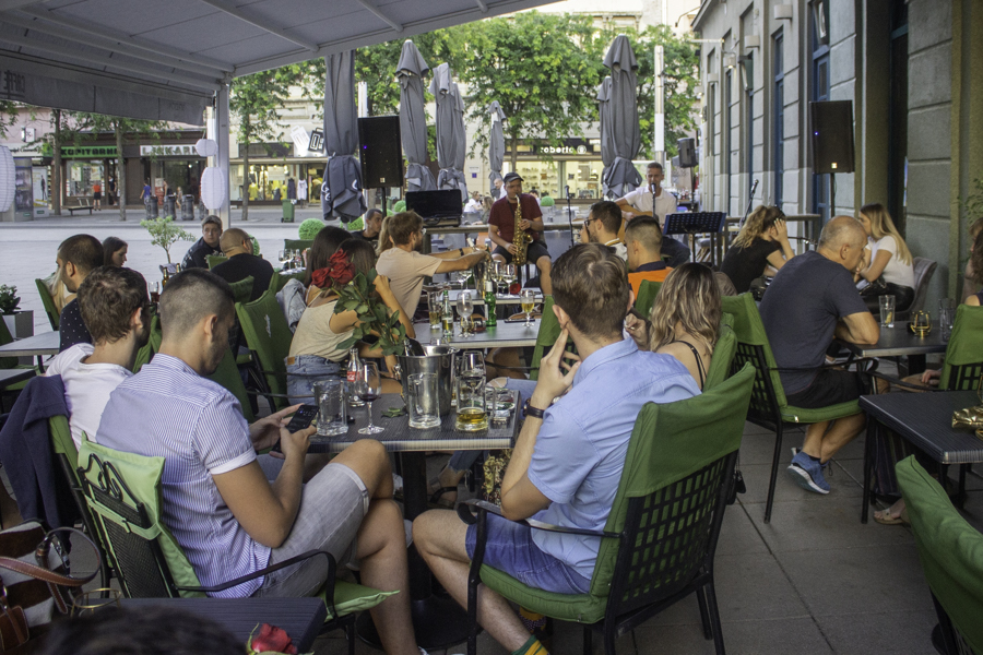 Juraj Padovan i prijatelji zasvirali na terasi ’22-ojke’