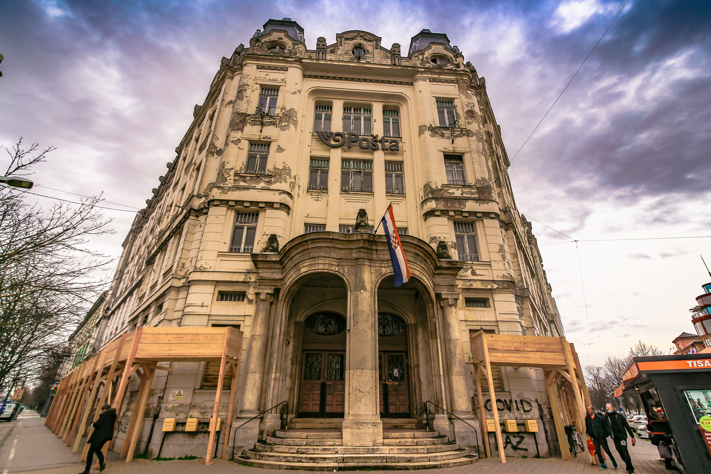 Hotel Royal i Pošta: Oronule fasade prijete prolaznicima Hotel Royal i Pošta: Oronule fasade prijete prolaznicima