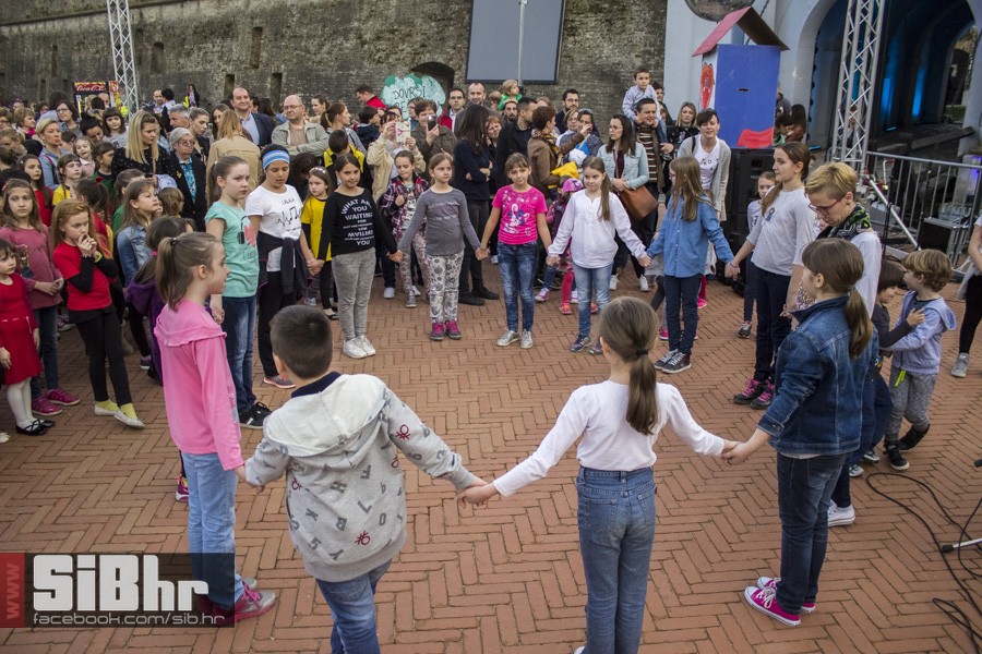 transgeneracijski_party_tvrdja_