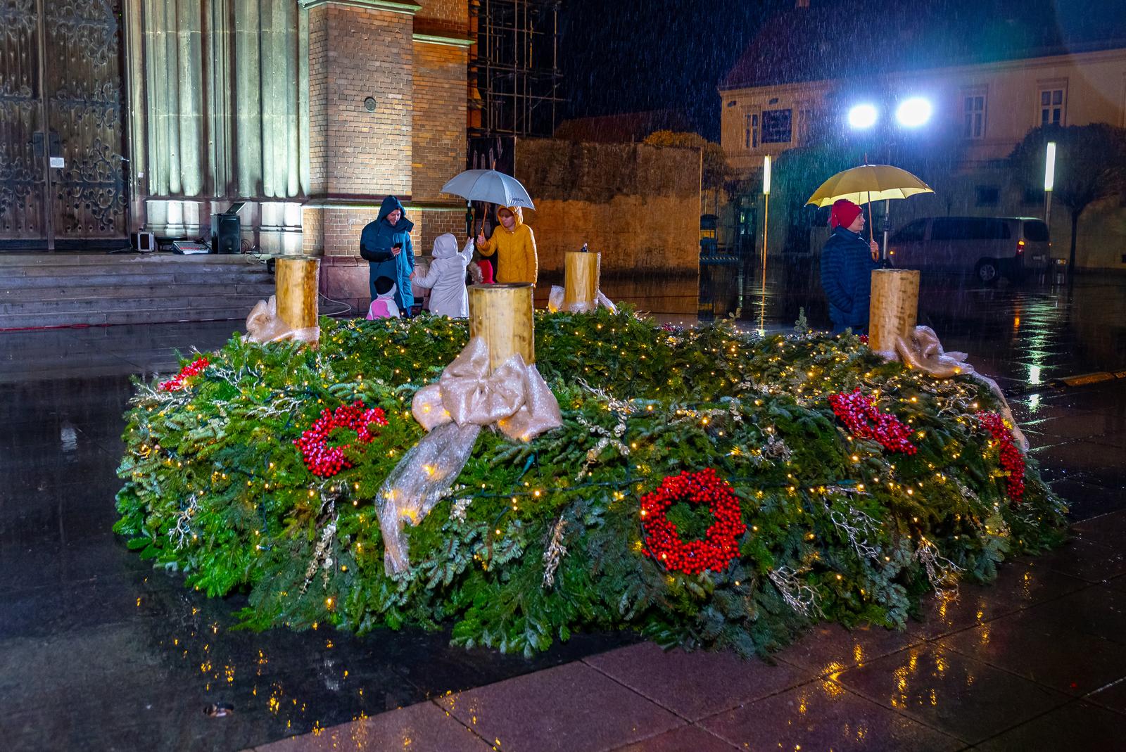 Nadbiskup Đuro Hranić zapalio prvu adventsku svijeću