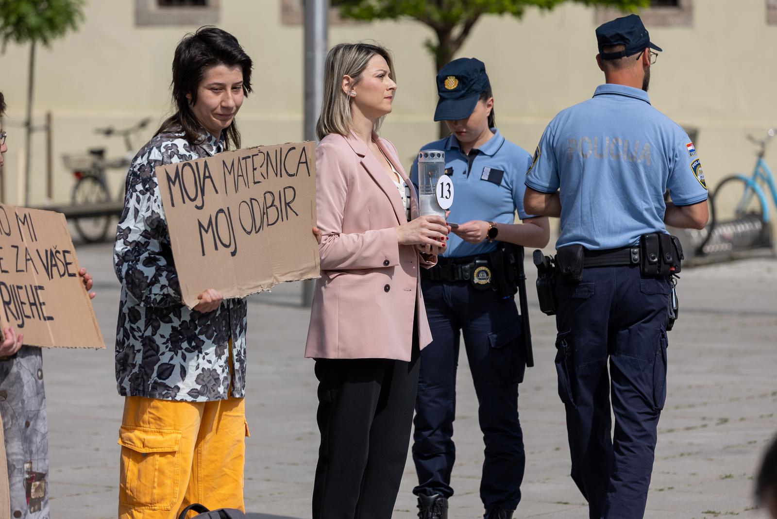 Molitelji ispred katedrale, svibanj 2023.