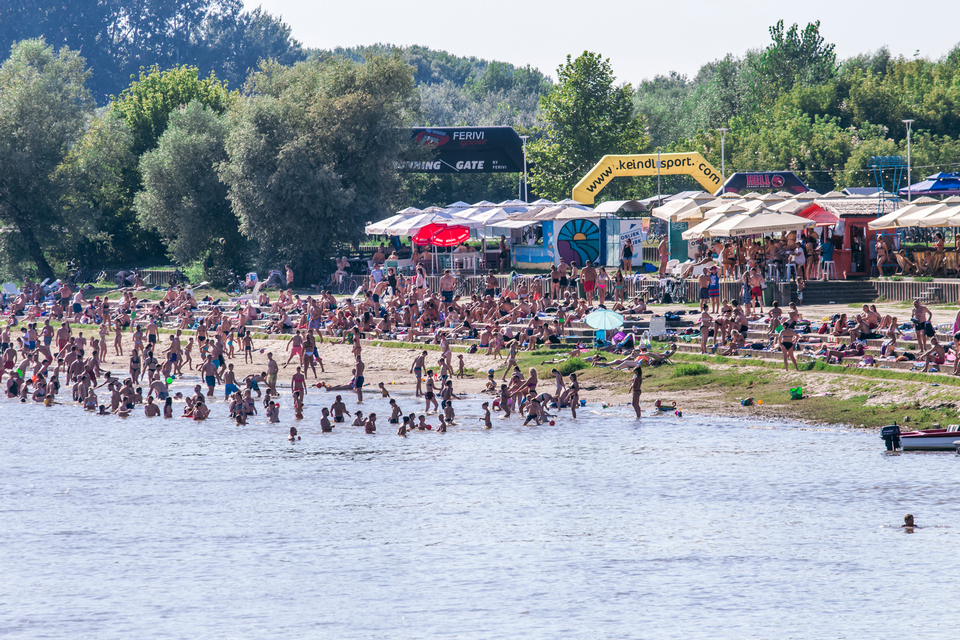 Legice i lege na vrućem dravskom pijesku [Kopika i Željo kupanje]