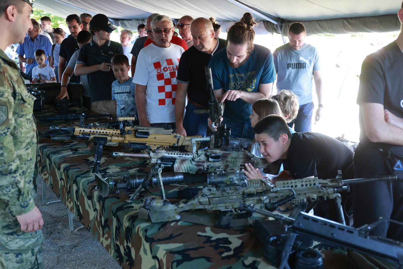 Manifestacija ”Postani hrvatski vojnik” privukla mnoštvo Osječana