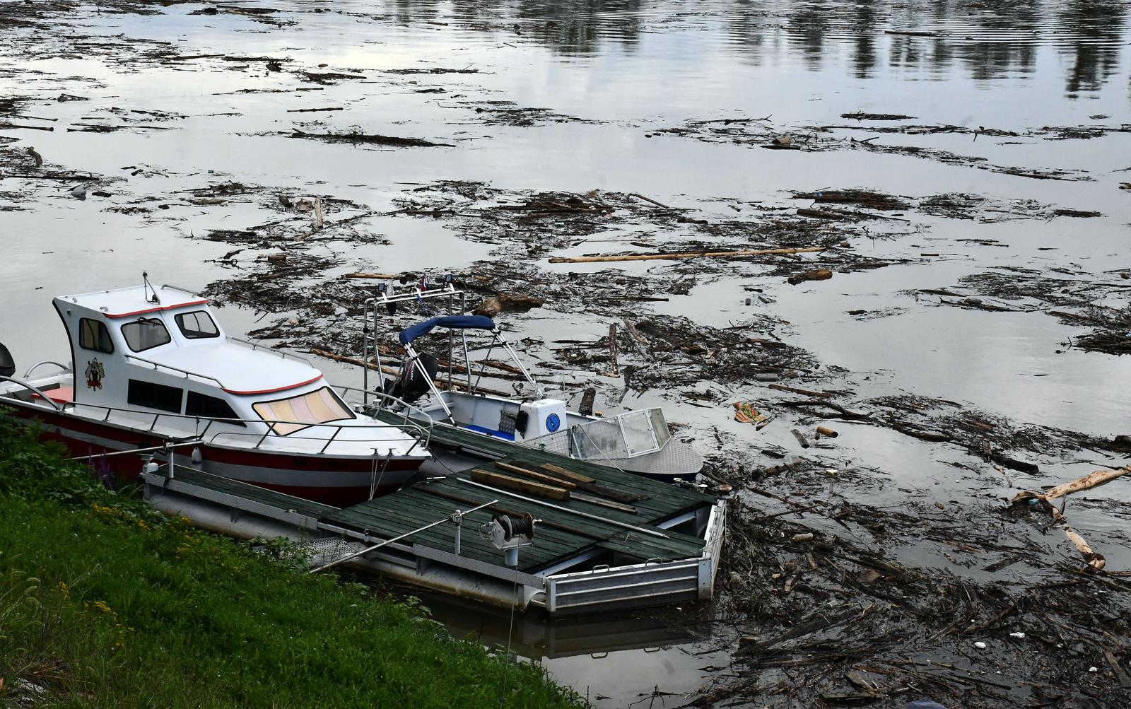 Otpad pluta rijekom Savom Otpad pluta rijekom Savom