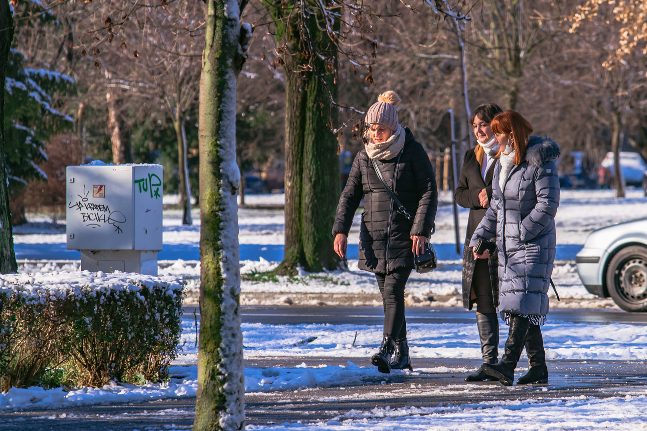 Zubato sunce i snijeg izmamili Osječane u šetnju