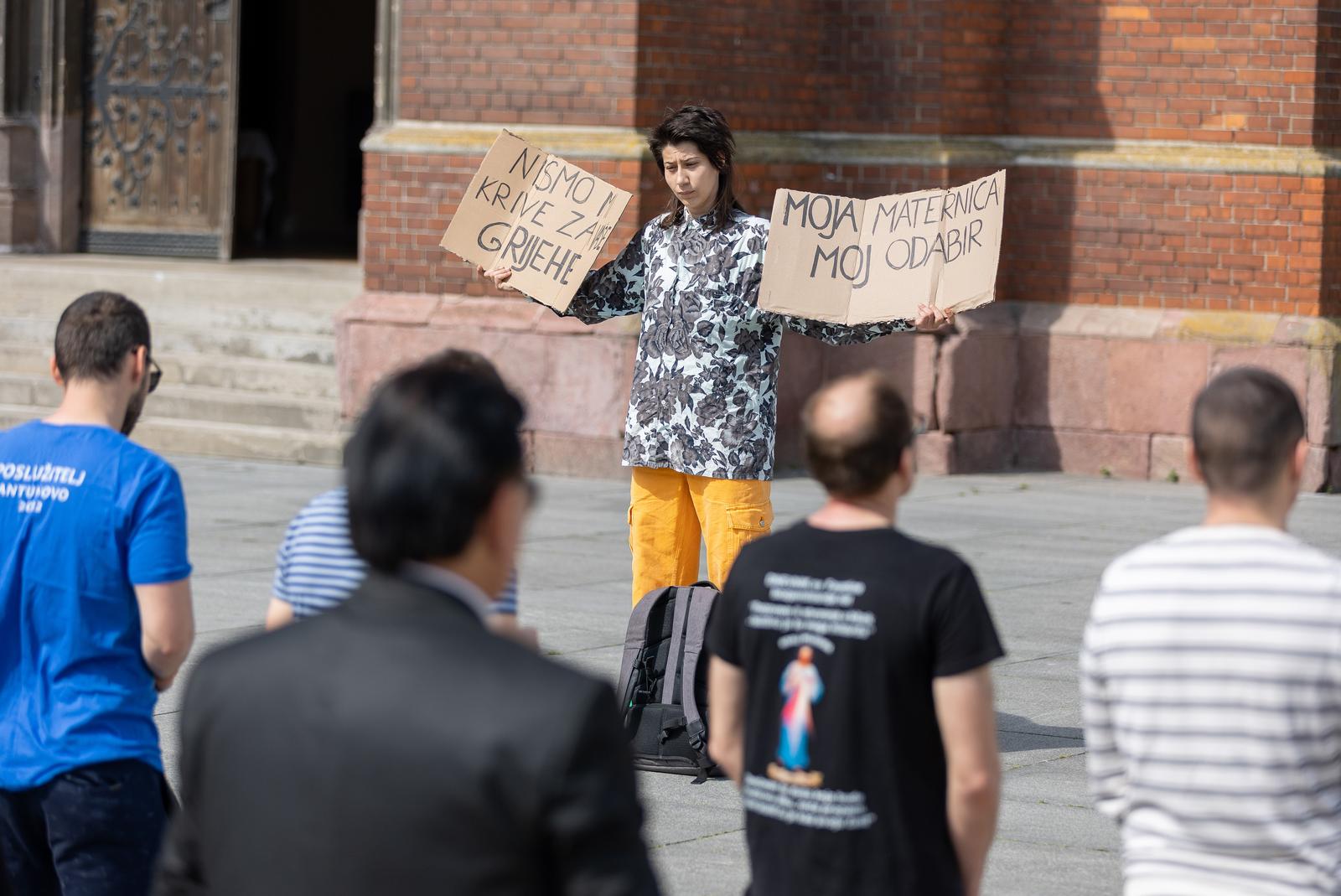 Molitelji ispred katedrale, svibanj 2023.