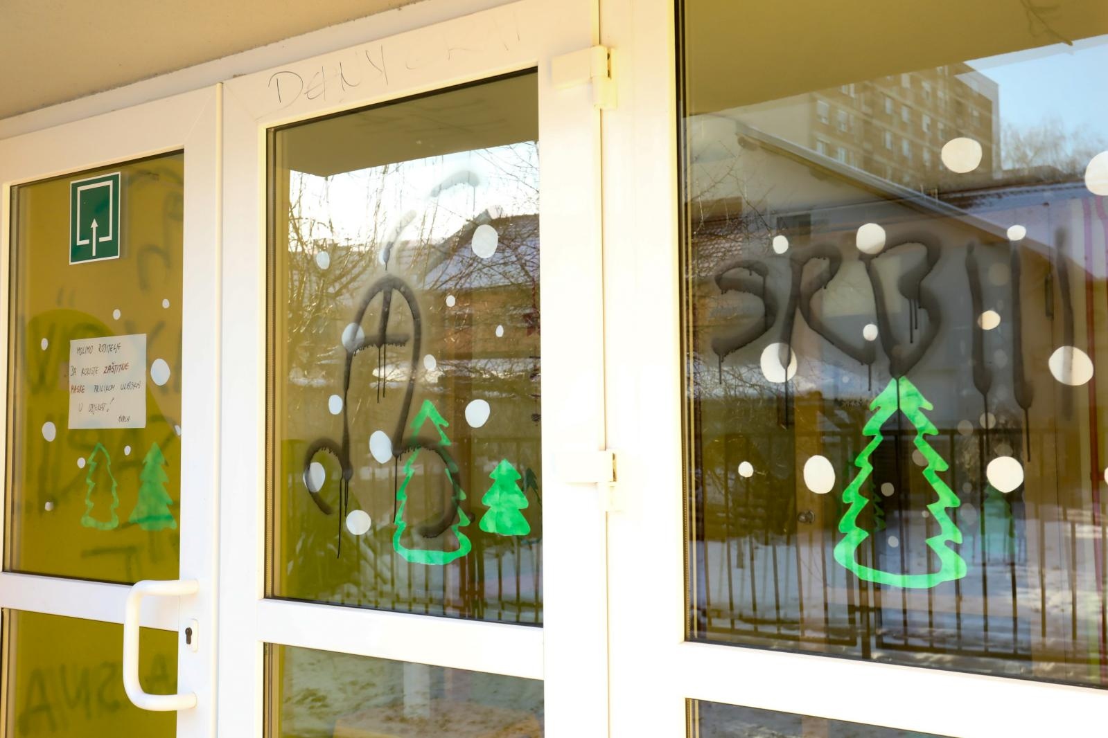 Vandali groznim natpisima išarali zgradu jaslica Ivančica u Osijeku