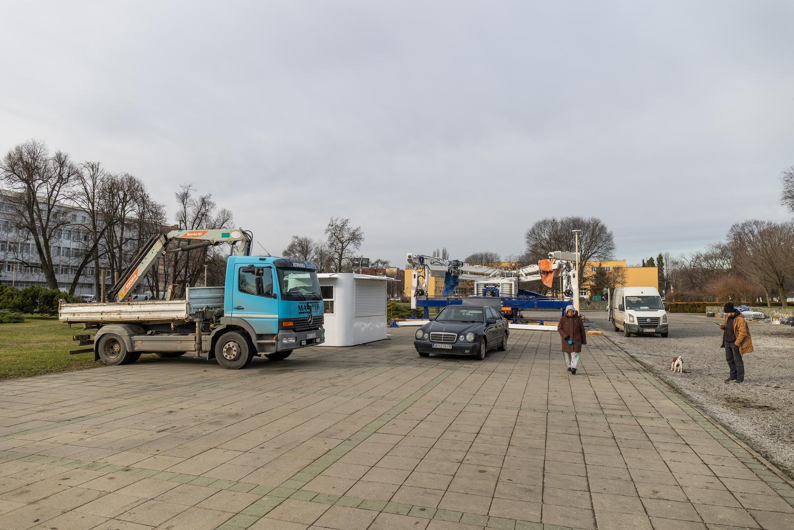 Postavljanje 35-metarskog kotača kod Školjke
