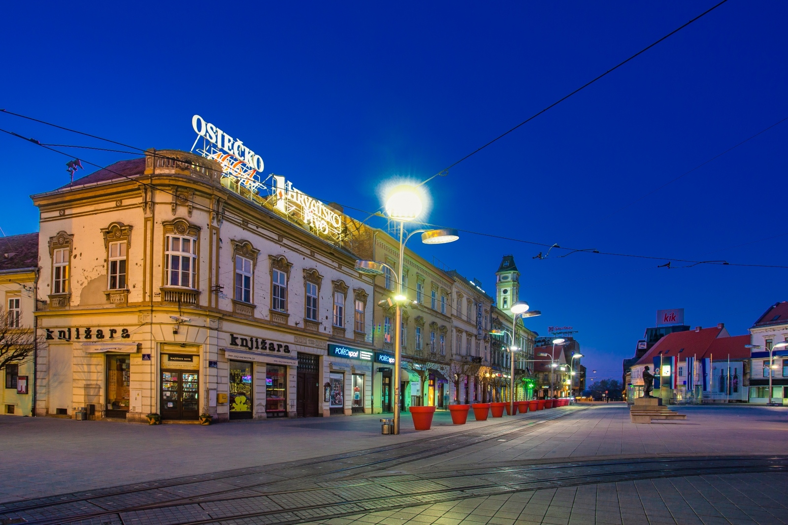 Večernja šetnja praznim osječkim ulicama