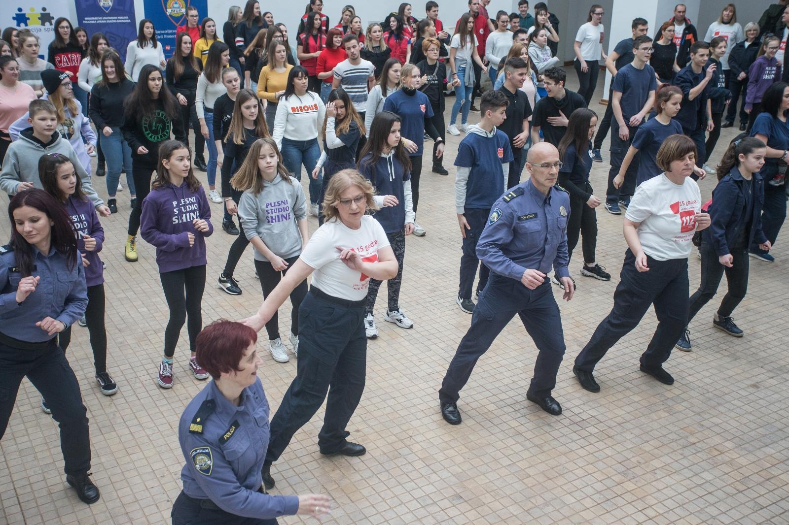 zaplesala sa školarcima u sklopu projekta “Živim život bez nasilja”