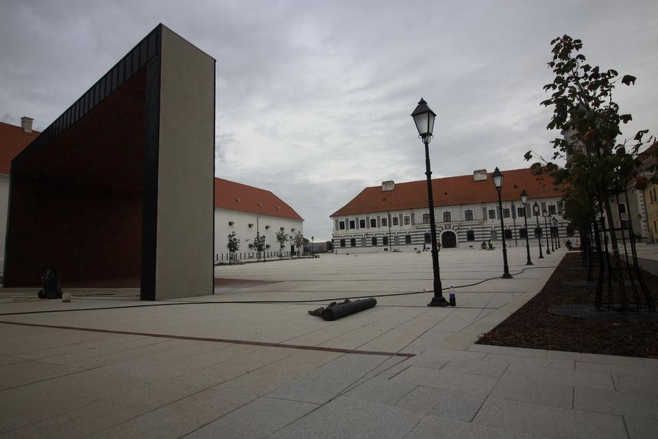 Osijek, 3.10.2019. – Trg Vatroslava Lisinskog pred otvorenje