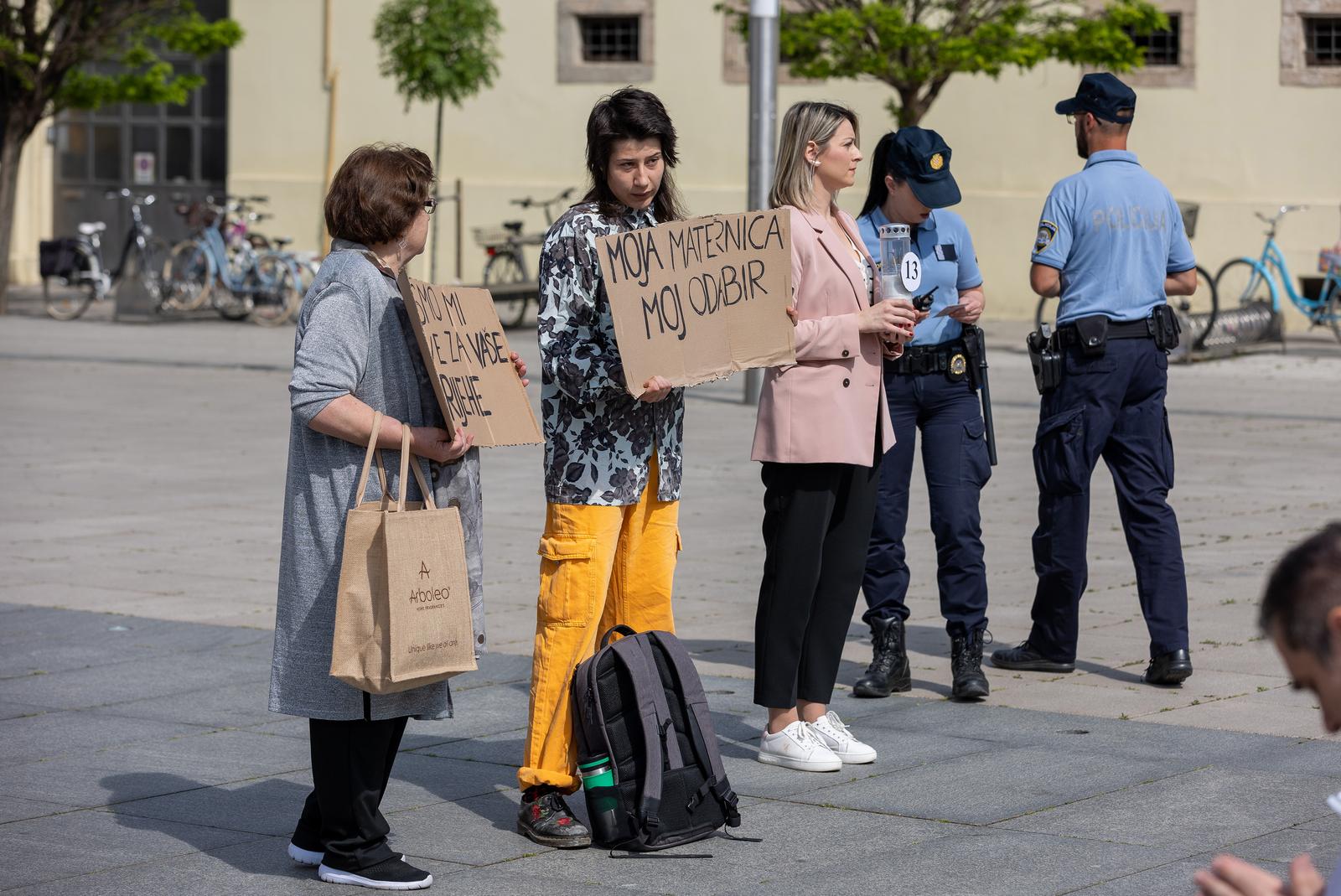 Molitelji ispred katedrale, svibanj 2023.