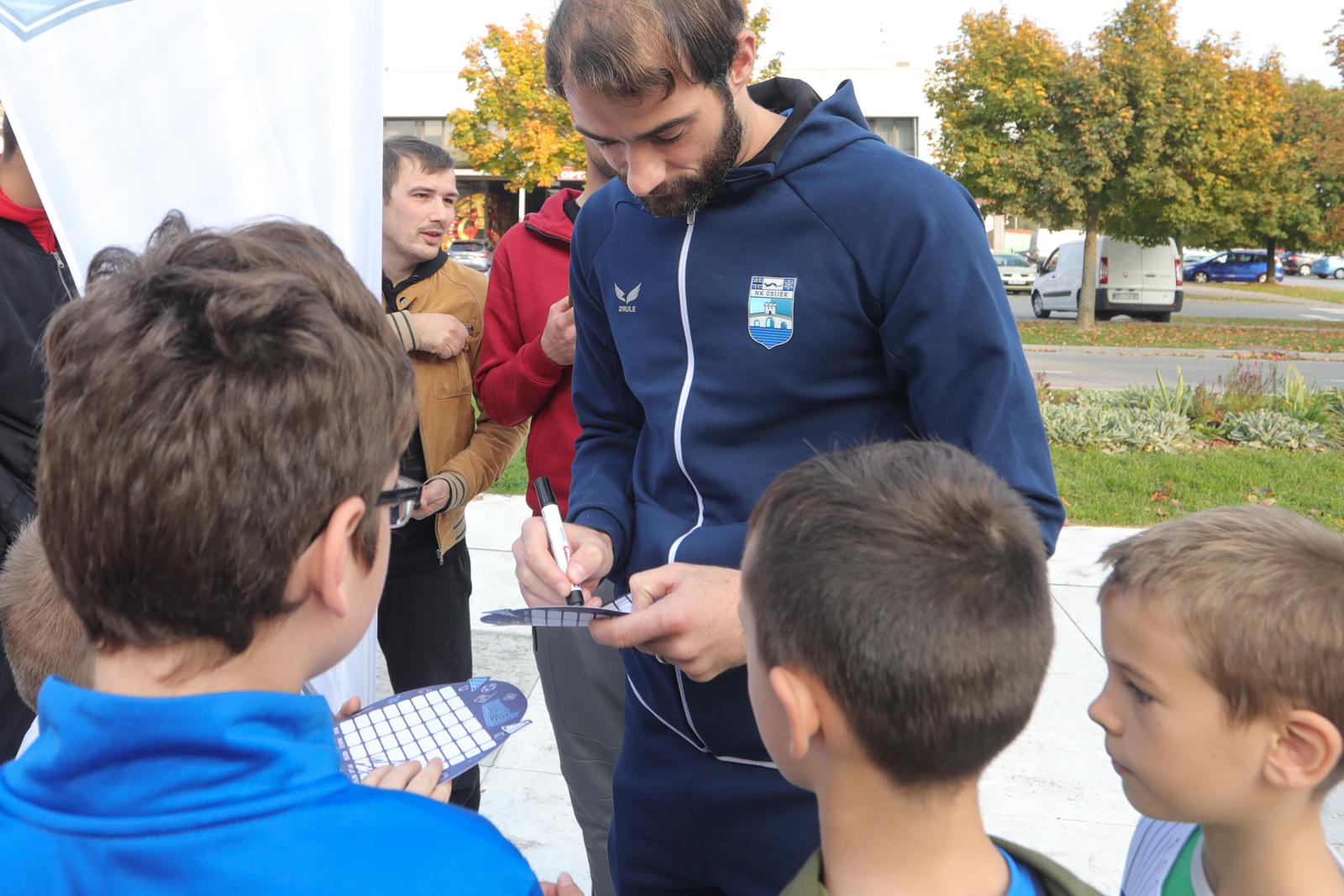 Bijelo-plavi korner Jug 2 Bijelo-plavi korner Jug 2