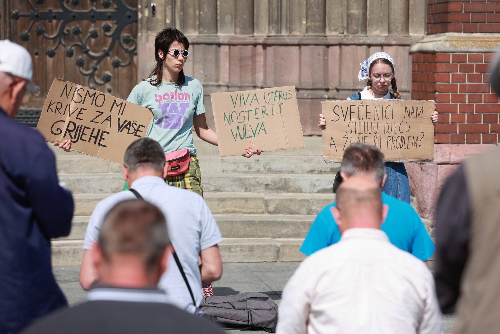 Molitelji ispred konkatedrale, 3.6.2023.