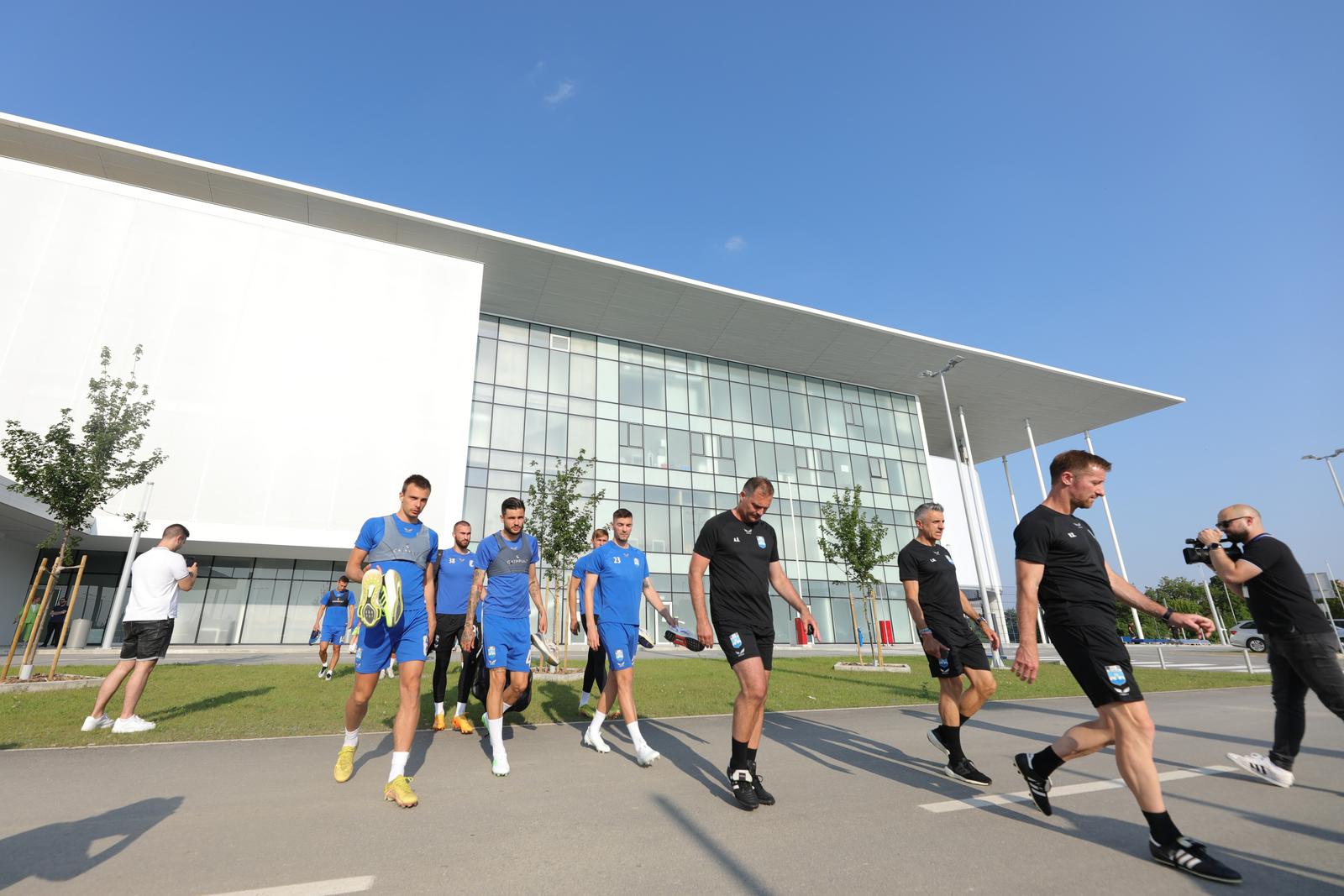 Nogometaši Osijeka započeli pripreme na novom stadionu Nogometaši Osijeka započeli pripreme na novom stadionu
