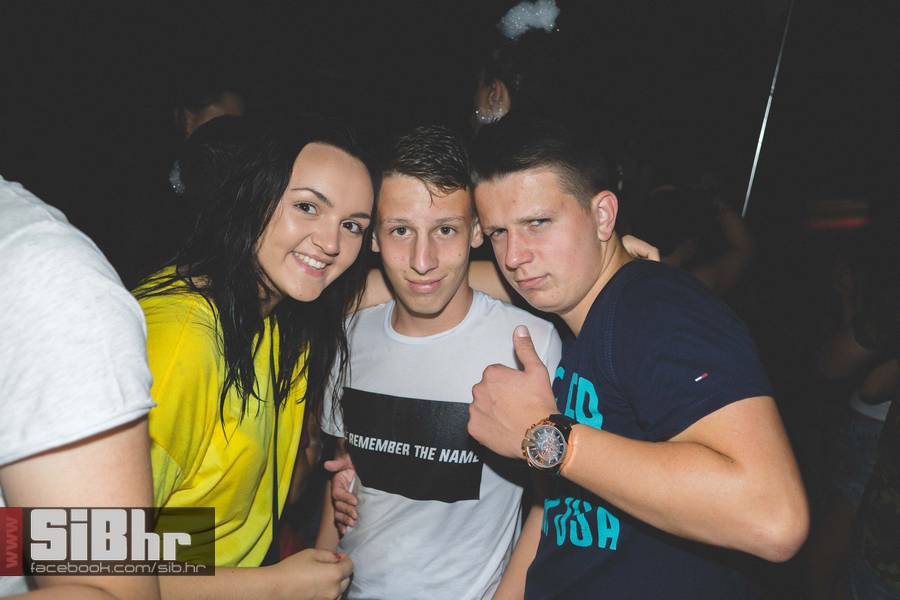 reunion_outside_28