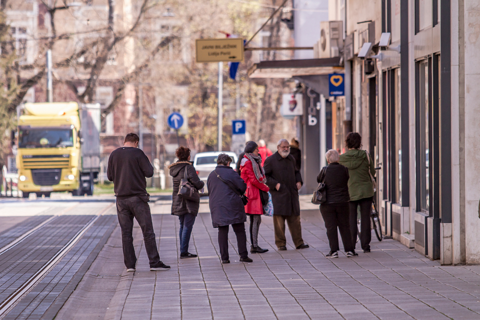 Promenada puna šetača: Zbog lijepog vremena Osječani zaboravili na koronavirus?