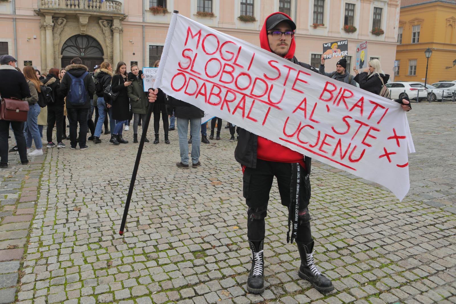 Osječki studenti prosvjedovali protiv obaveznih Covid potvrda na fakultetima