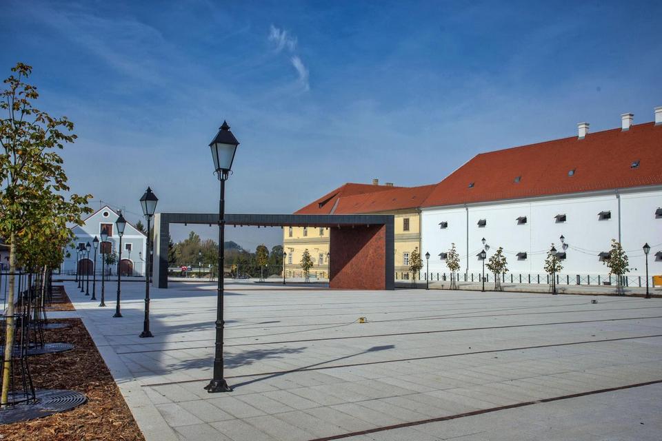 Radovi na obnovi Trga Vatroslava Lisinskog u Tvrđi bliže se kraju