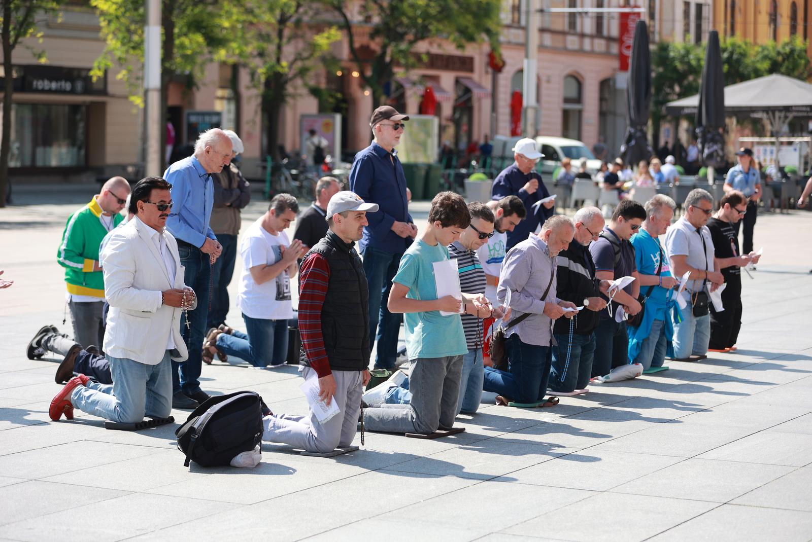 Molitelji ispred konkatedrale, 3.6.2023.