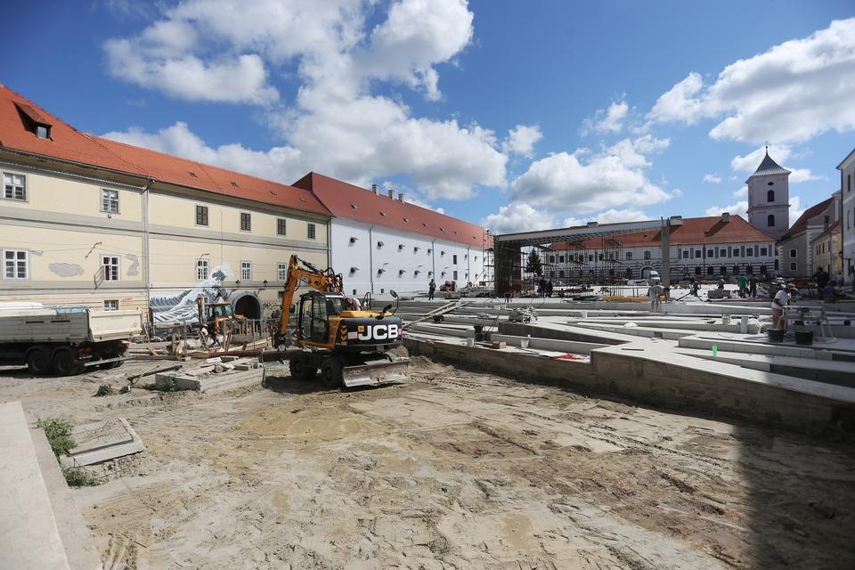 Tvrđa, Osijek – Radovi u okviru projekta “Edukativni i informativni turistički centar mladih Stara Pekara s Trgom Vatroslava Lisinskog”
