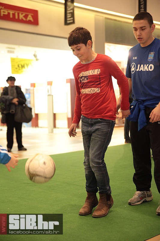 juniori_nkos_u_avenuemallu_2812 juniori_nkos_u_avenuemallu_2812