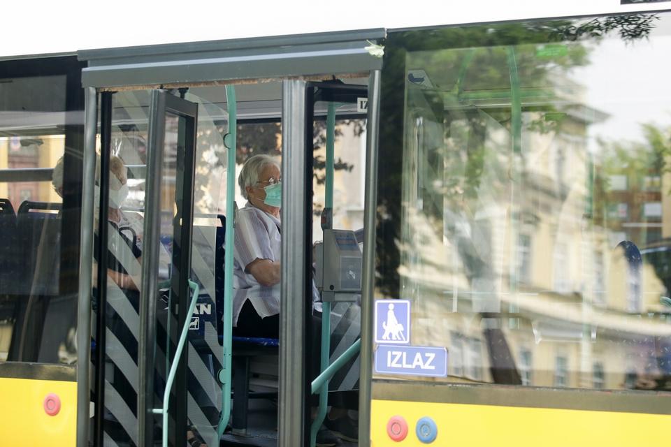 Od danas u tramvajima i autobusima obveza nošenja zaštitnih maski