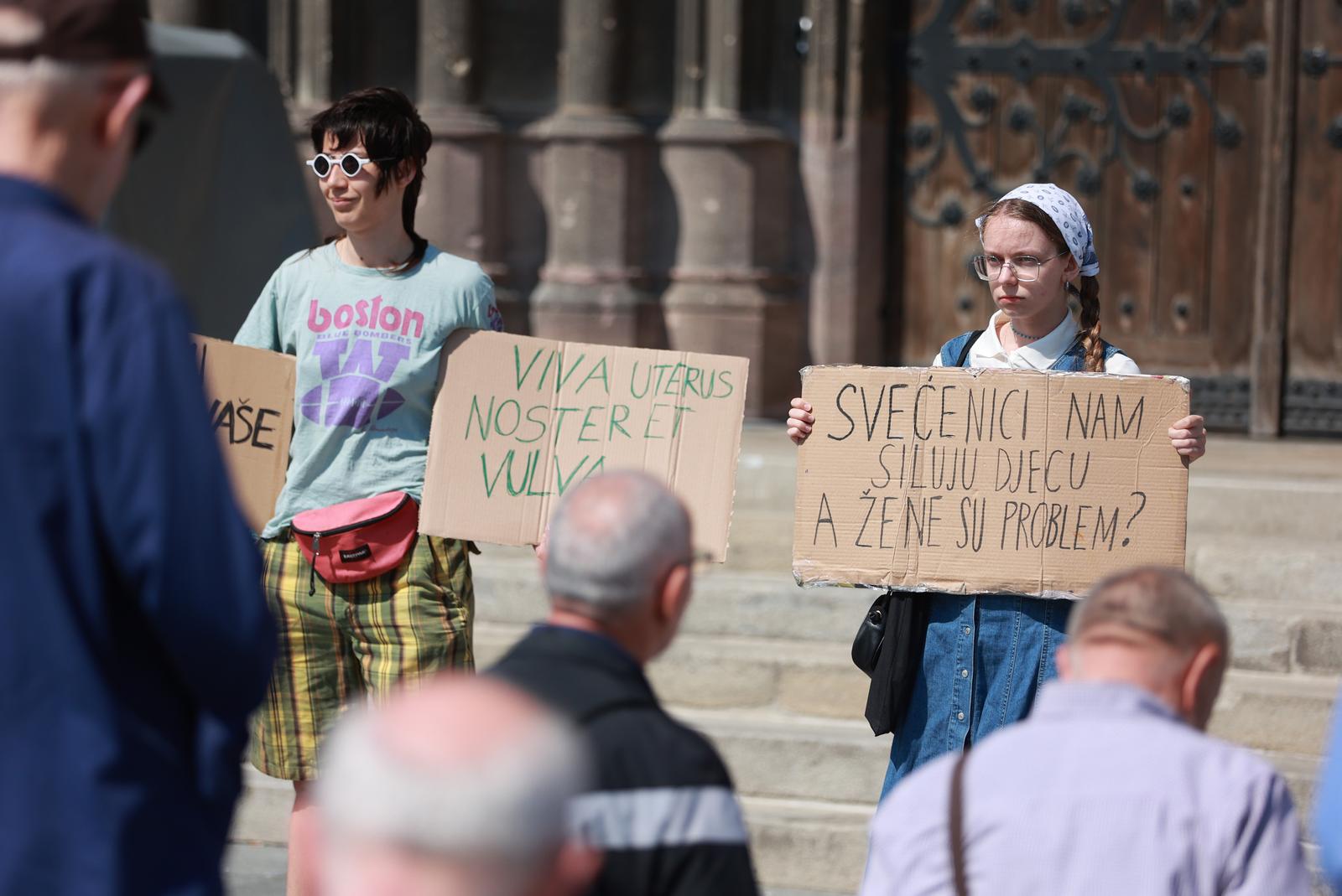 Molitelji ispred konkatedrale, 3.6.2023.