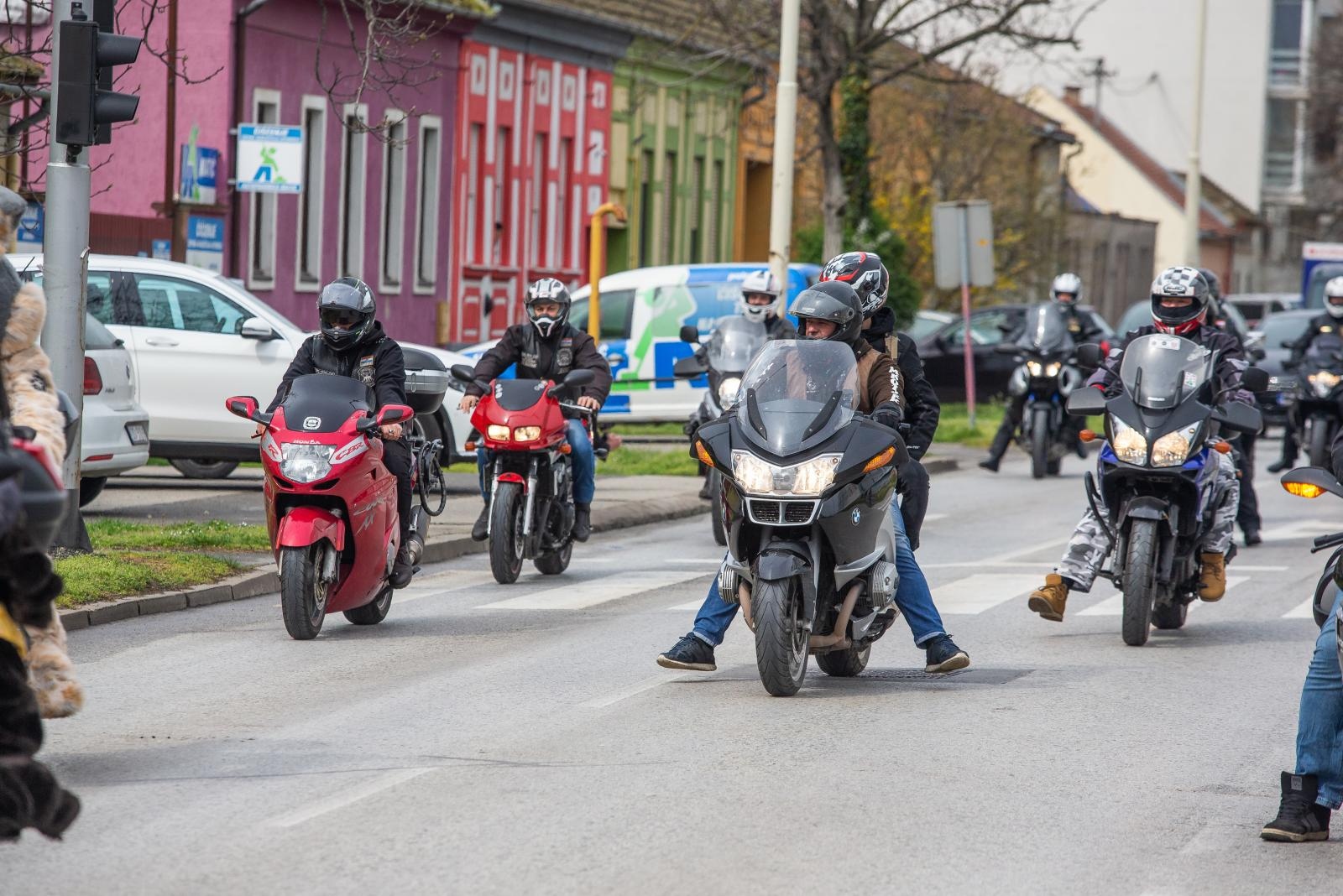 Motozeke se provozali Osijekom i darivali djecu