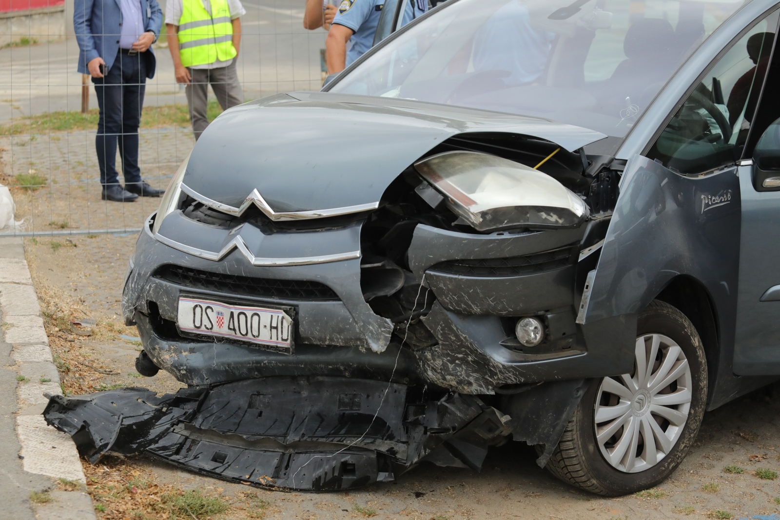S automobilom probila zaštitnu ogradu i upala u rupu na gradilištu