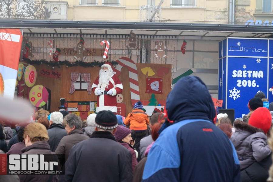 djed_mraz_kamion_osijek_bozic_1