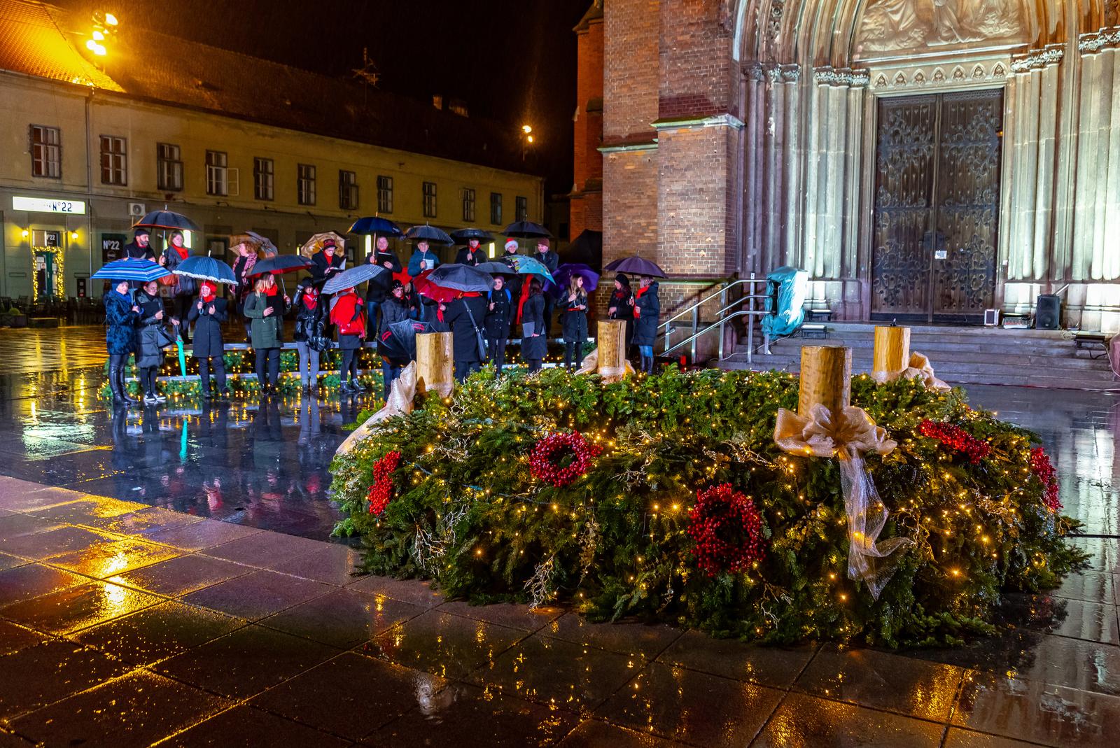Nadbiskup Đuro Hranić zapalio prvu adventsku svijeću
