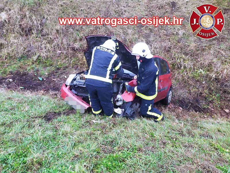Automobil završio u kanalu kod toplane u Divaltovoj ulici, uzrok nesreće još uvijek nepoznat