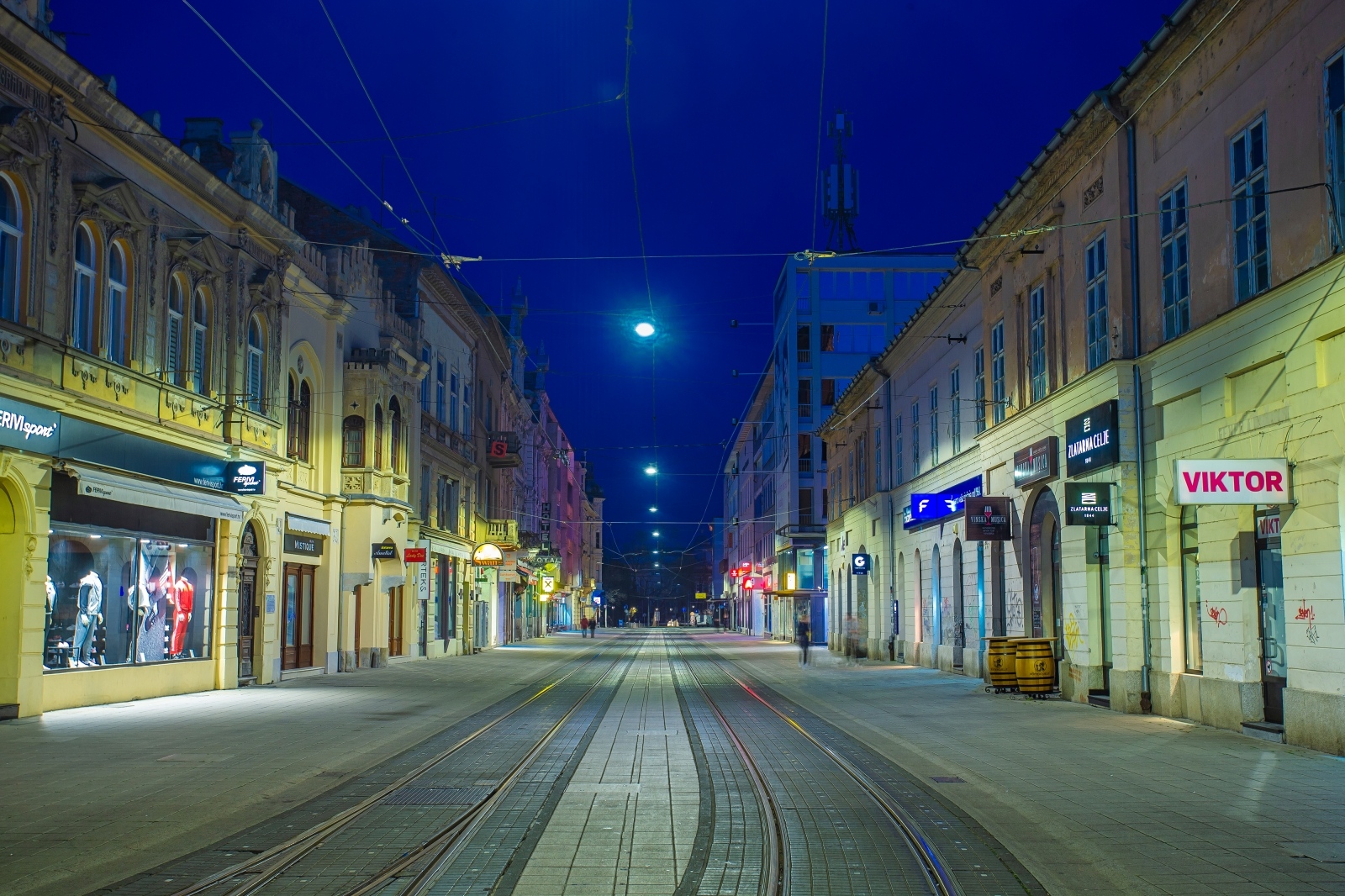 Večernja šetnja praznim osječkim ulicama