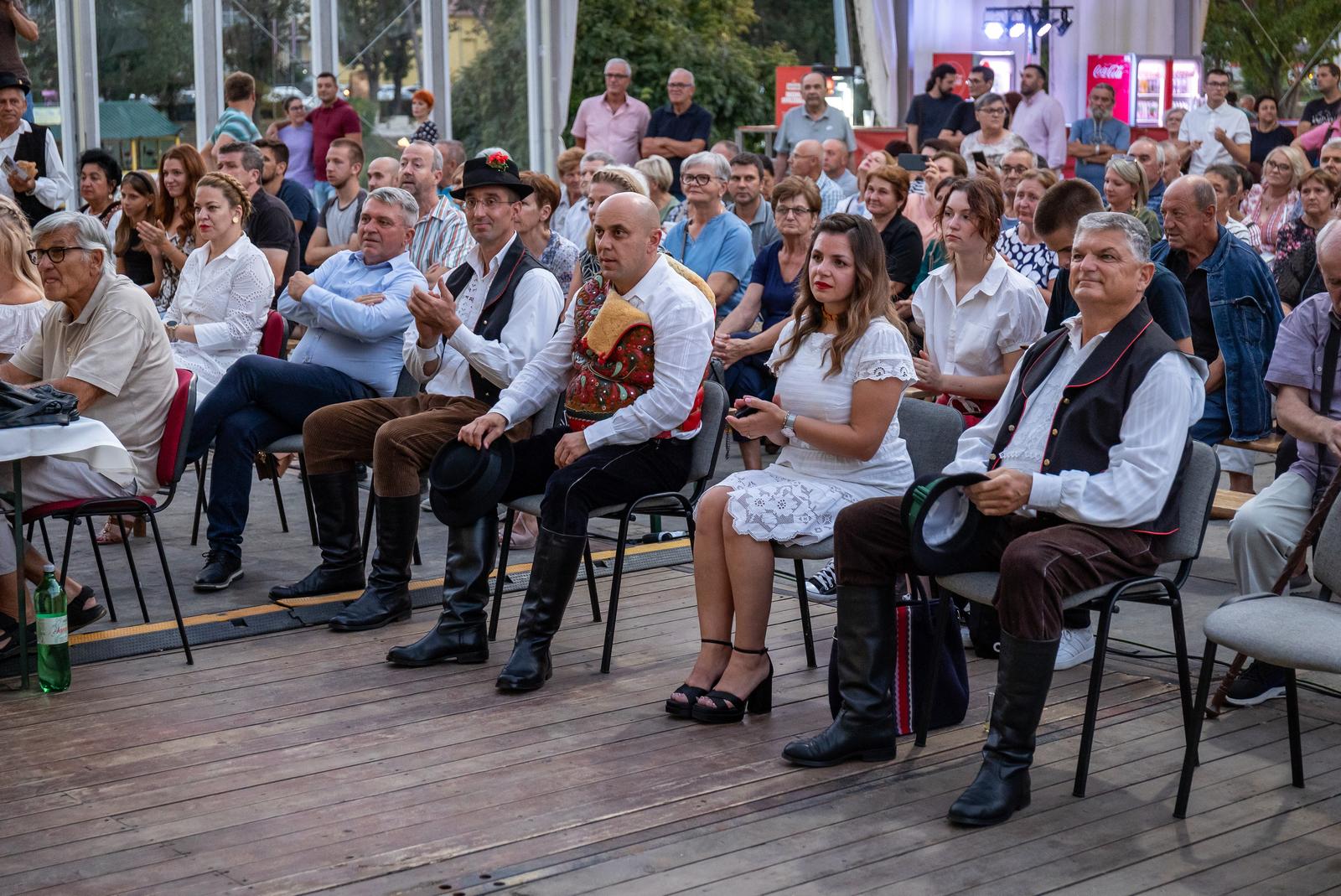 Folklornim večerima započele 58. Vinkovačke jeseni Folklornim večerima započele 58. Vinkovačke jeseni