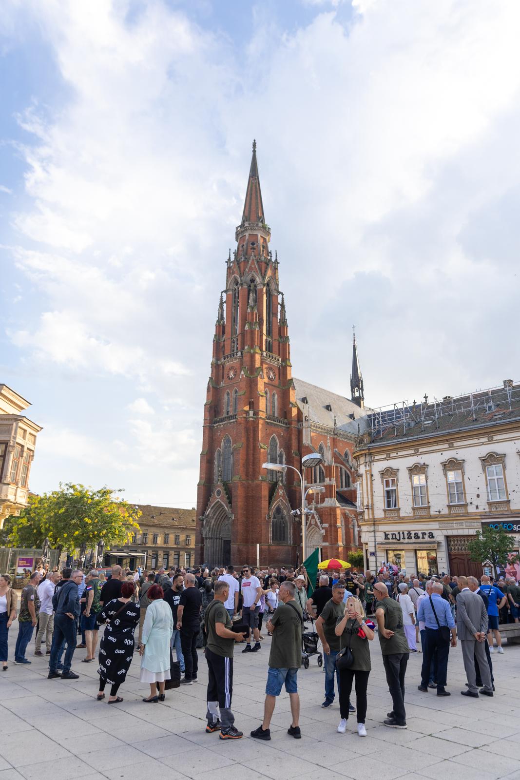 Svečanim mimohodom i bakljadom obilježen Dan osječkih banitelja Svečanim mimohodom i bakljadom obilježen Dan osječkih banitelja