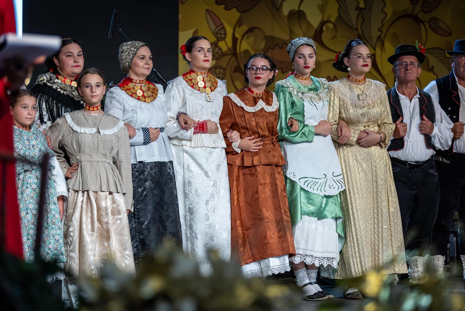 Folklornim večerima započele 58. Vinkovačke jeseni Folklornim večerima započele 58. Vinkovačke jeseni